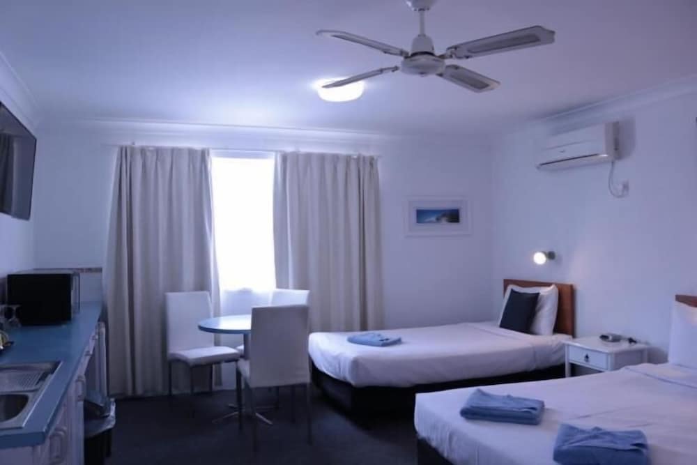 Port O Call Motel 26/54