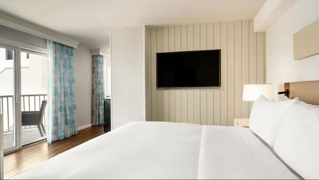 ROOM, KING BED, BALCONY