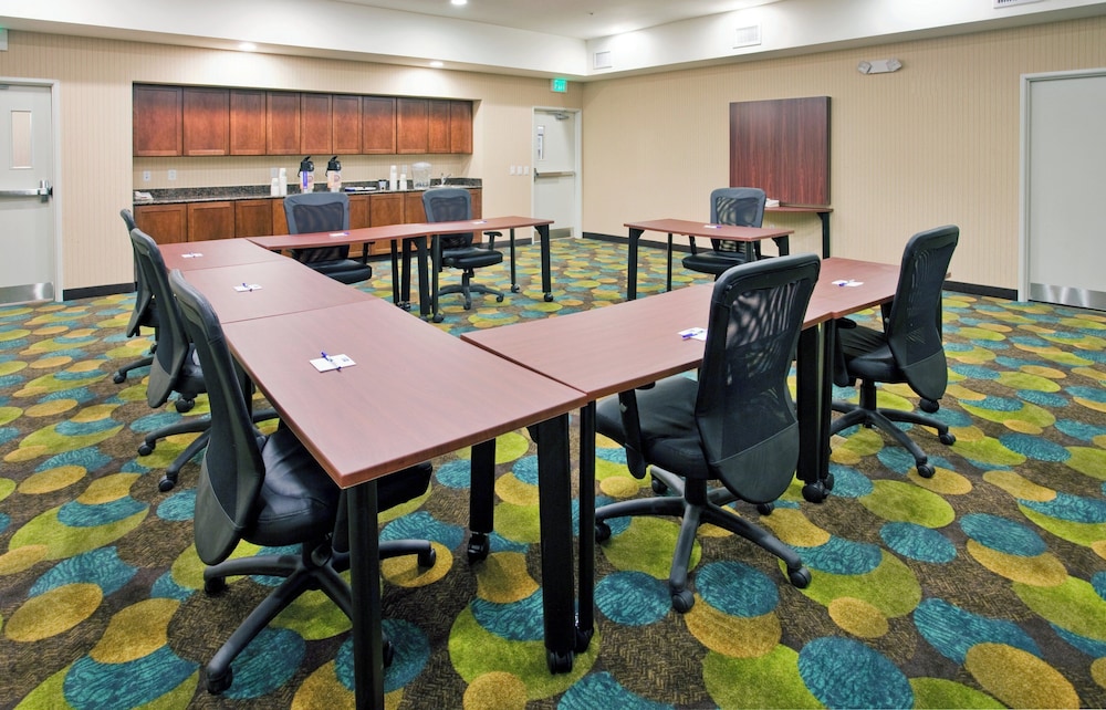 Holiday Inn Express Hotel And Suites Topeka North 50/53