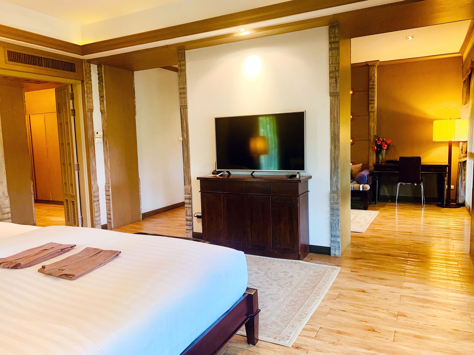 Junior Suite, King Bed, Sofa, Hot Tub