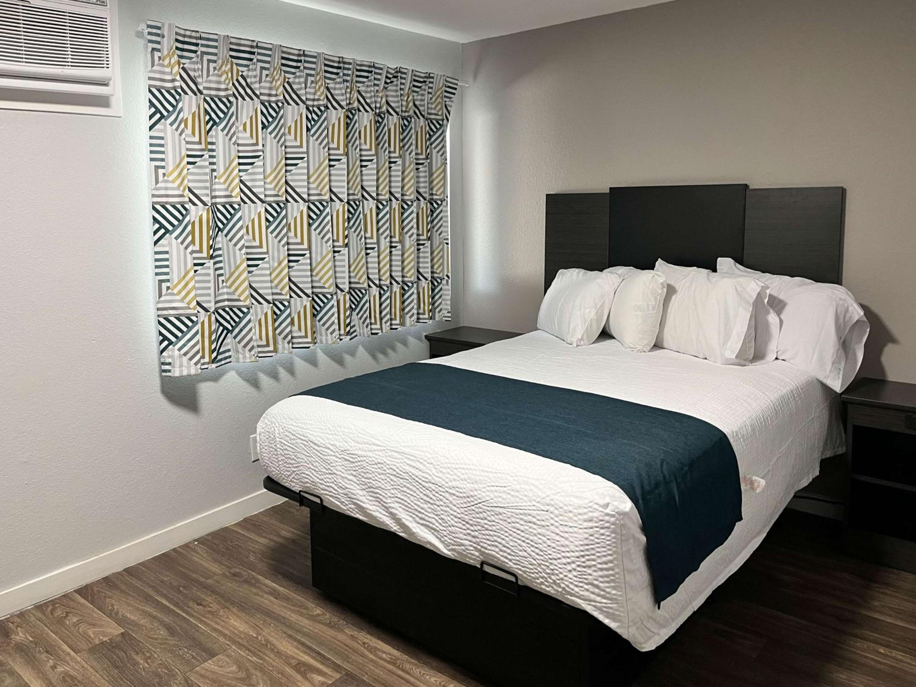 ROOM, QUEEN BED