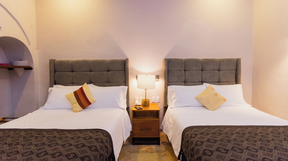 غرفة قياسية بسريرين كوين