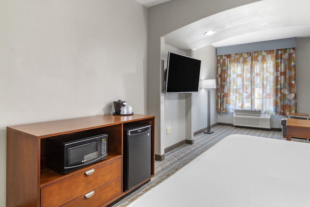 Comfort Inn & Suites Cleveland TX 15/40