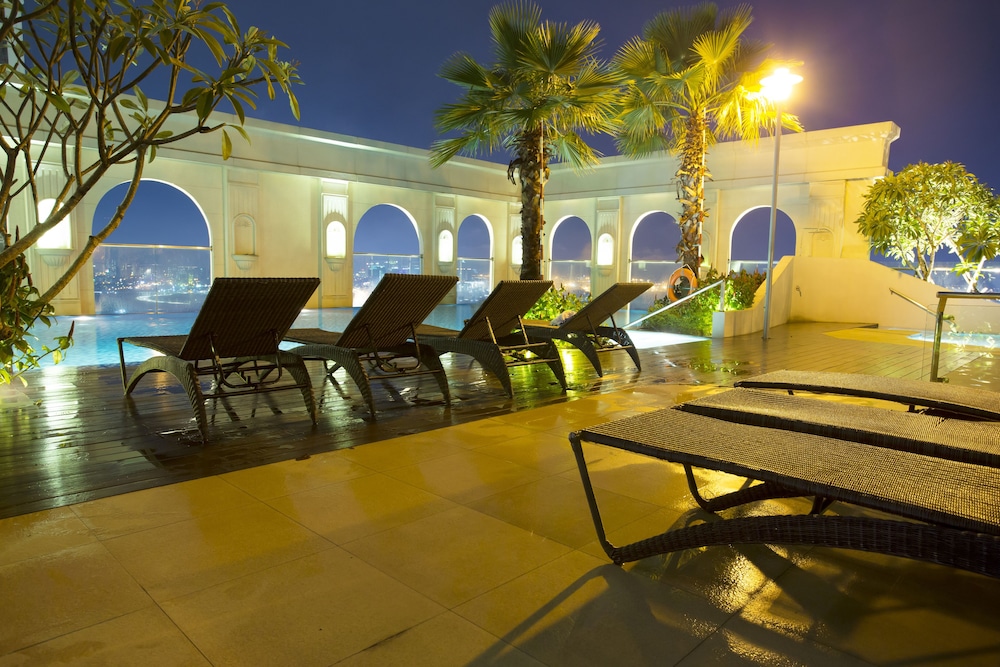 Ami Splendid Rooftop Pool 46/50