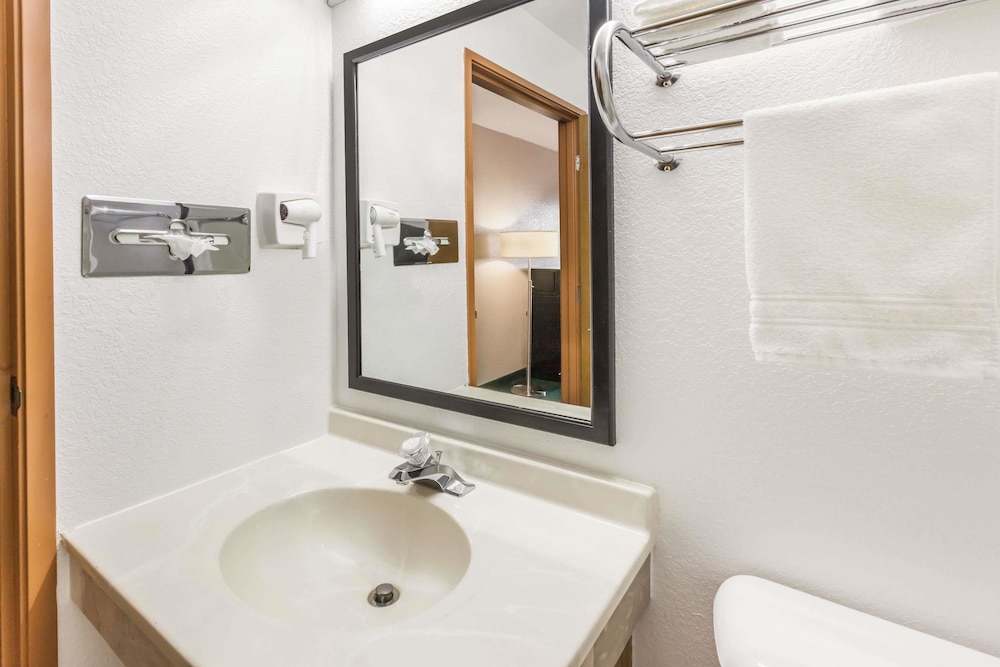 Super 8 by Wyndham Ionia MI 17/30