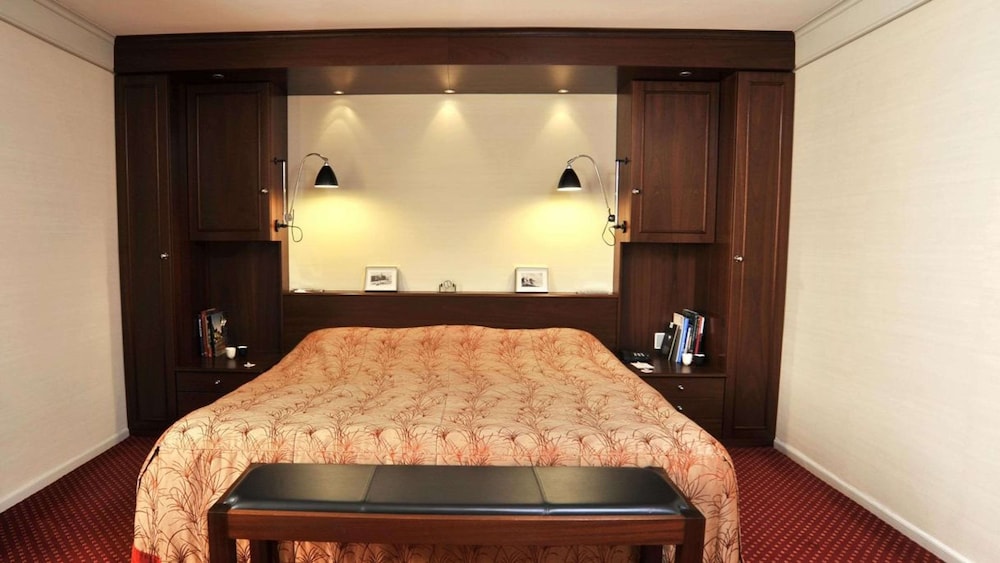 GOLDEN TULIP HOTEL CENTRAL 39/85