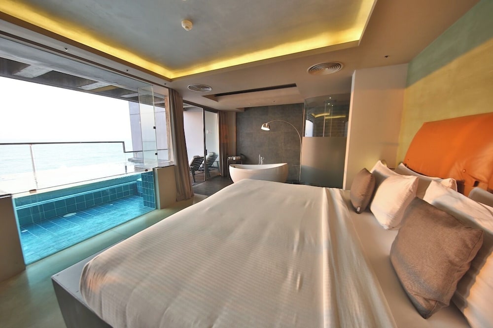 Pledgescape Negombo 10/50