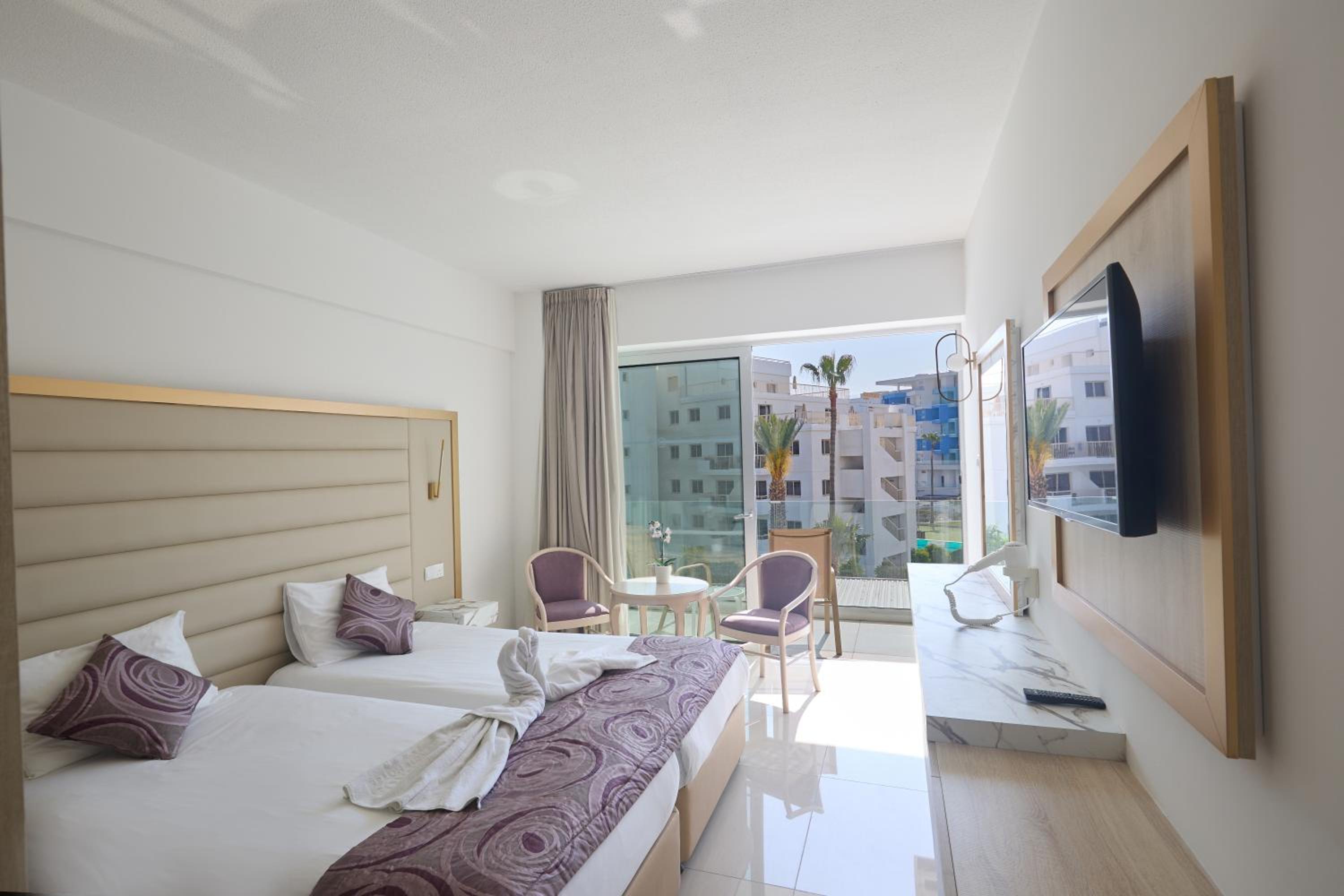 Room, Double or Twin Bed, Inland View