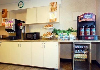 Econo Lodge Denver International Airport 30/37