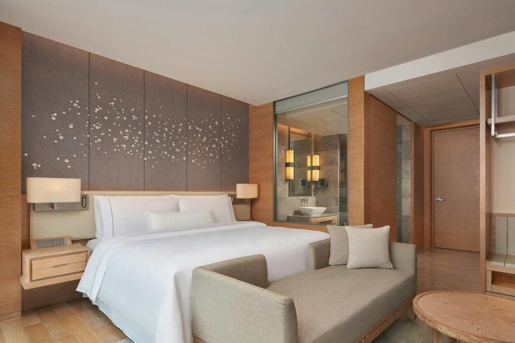 Guest Room, Deluxe, King Bed, Skyline View