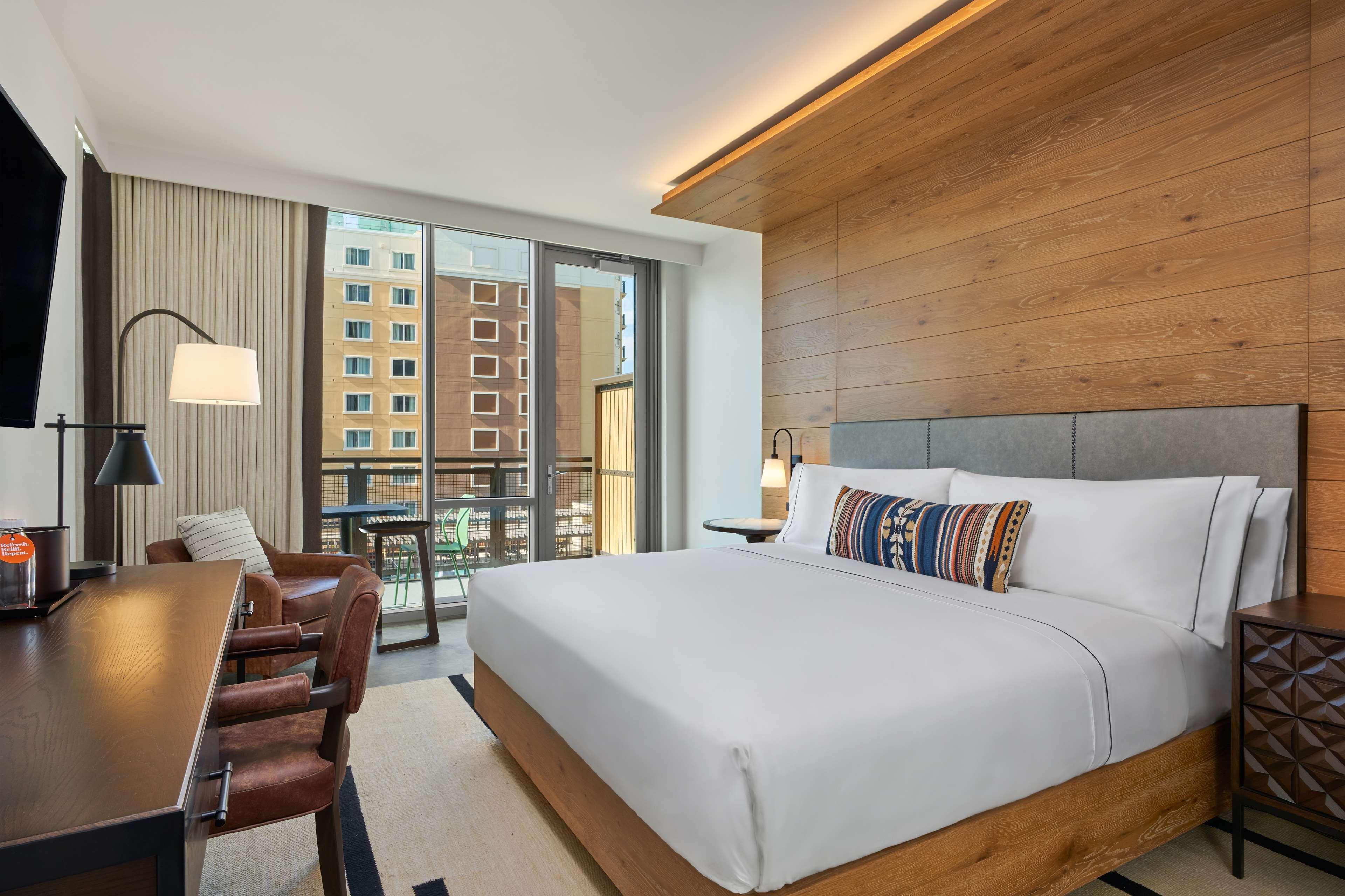 PREMIUM, KING BED, RIVERWALK VIEW, ACCESSIBLE