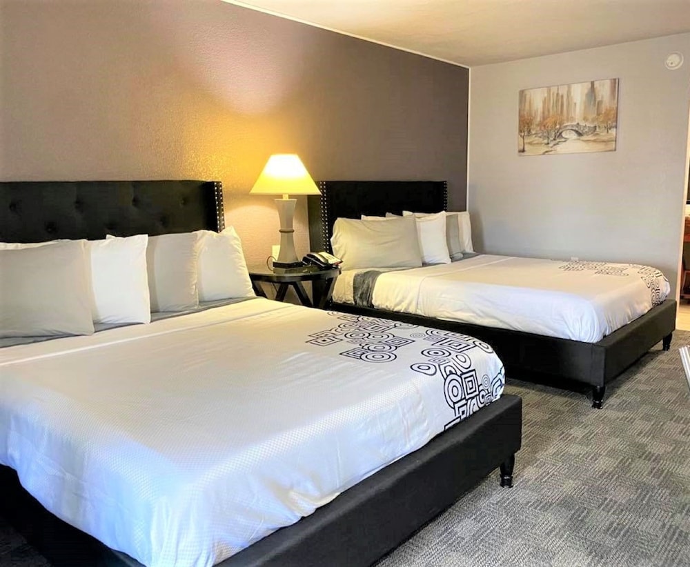 R Nite Star Inn & Suite 12/65