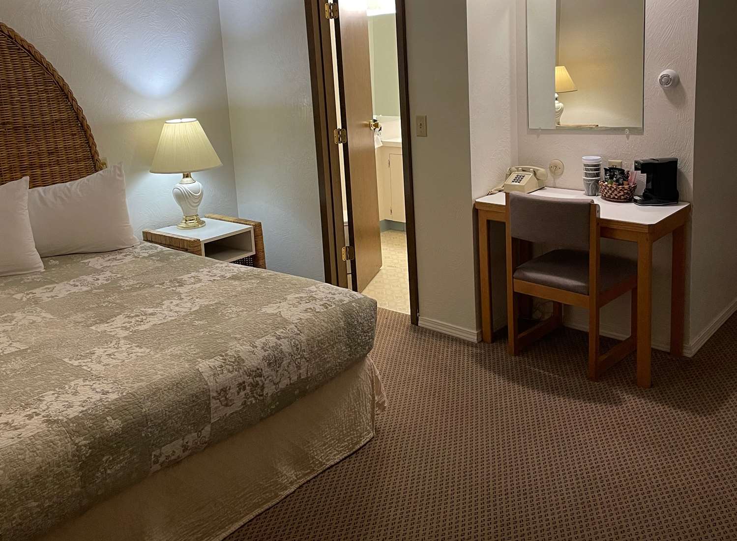 Room, King Bed, No Window