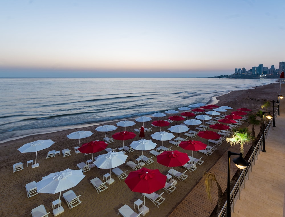Lancaster Eden Bay Hotel, Beirut 56/65