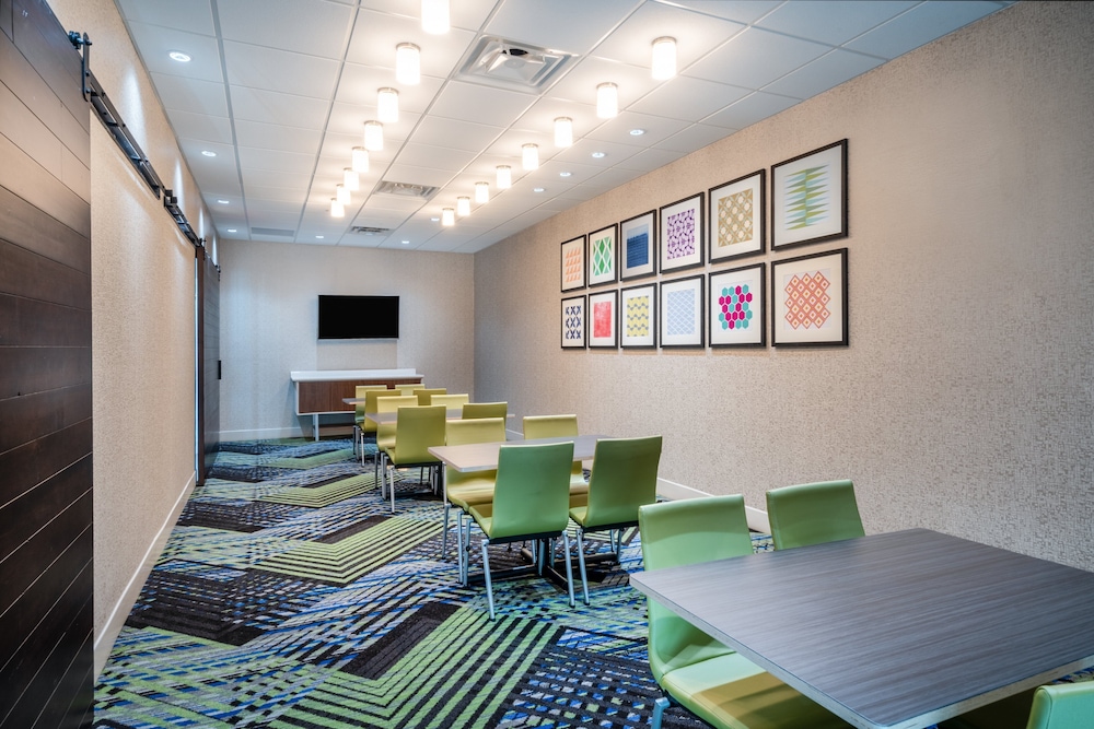 Holiday Inn Express Suites Atlanta Arpt Ne Hapeville 44/47