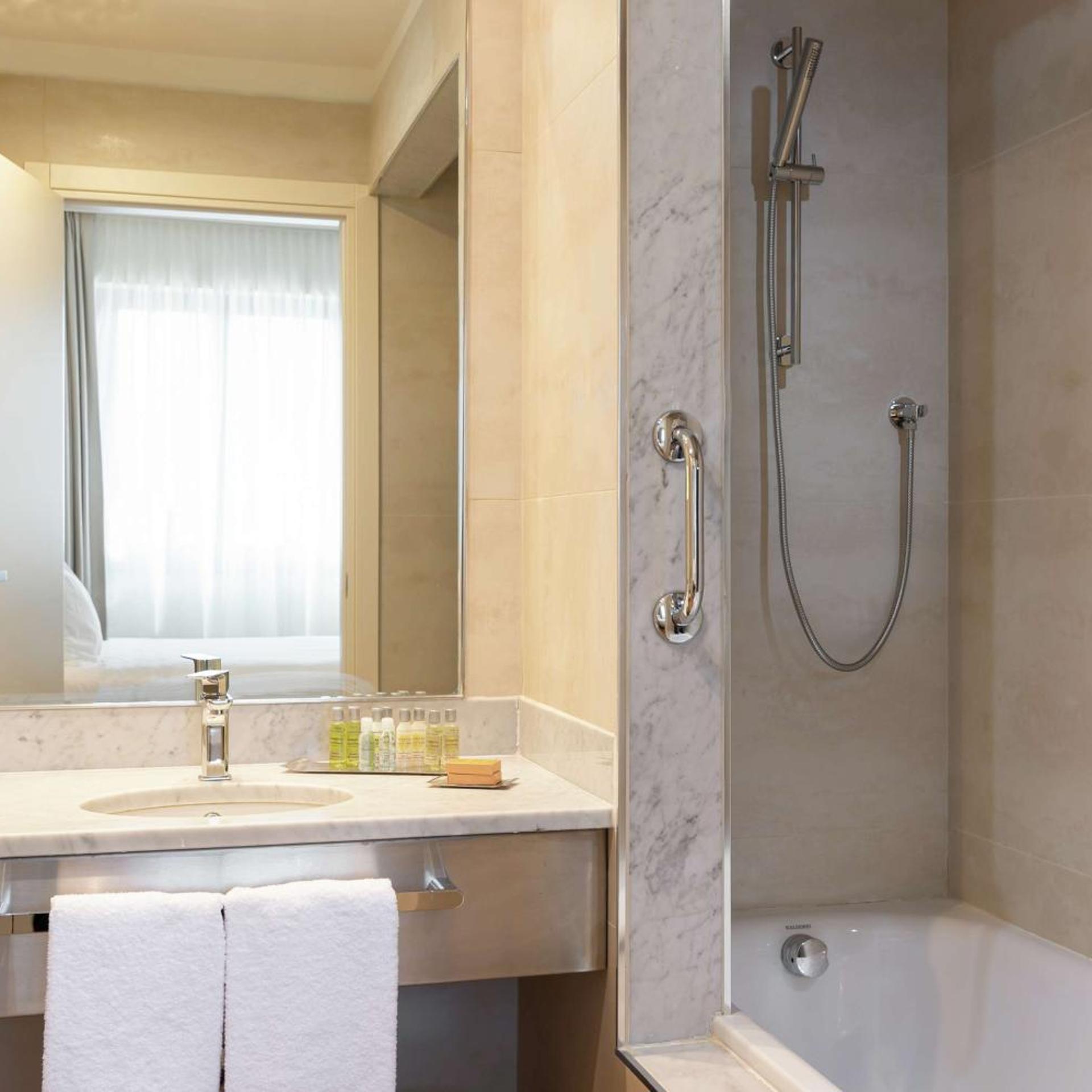 1 BEDROOM, SUITE, 2 DOUBLE BEDS