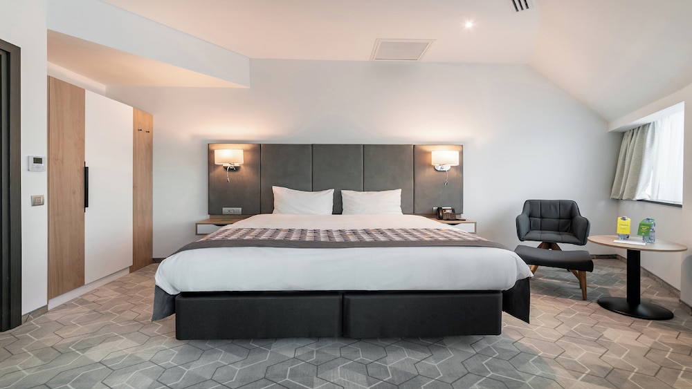 Suite, King Bed, Sunrise View, City View