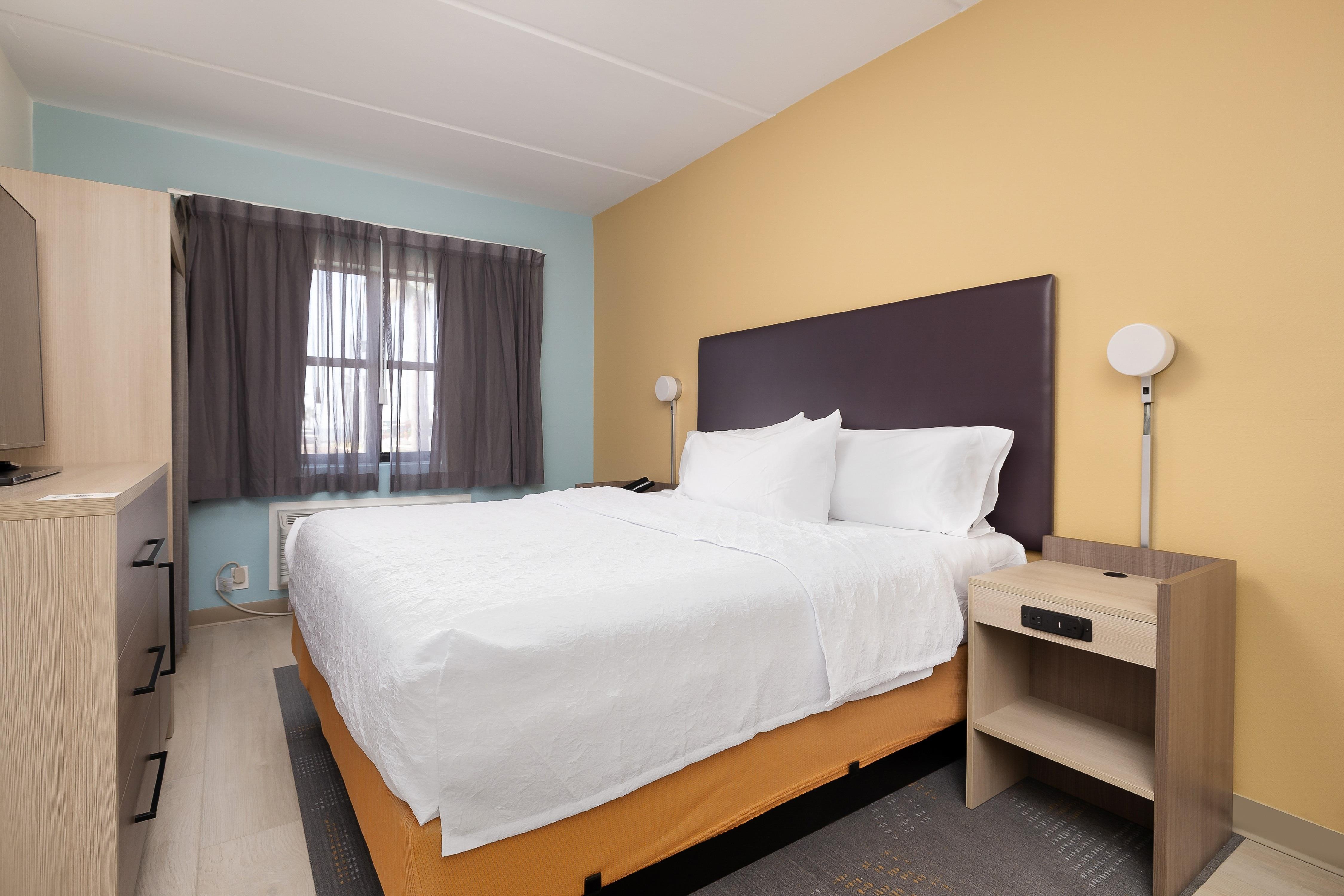 1 BEDROOM, SUITE, KING BED
