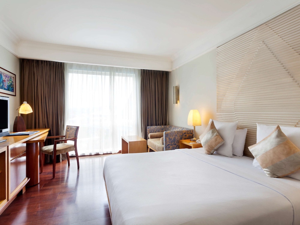 NOVOTEL SEMARANG 18/76