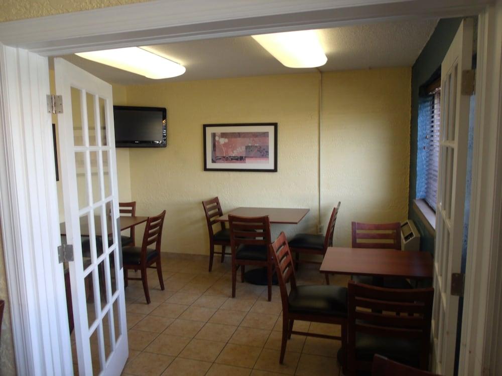 Knights Inn Davenport 10/15