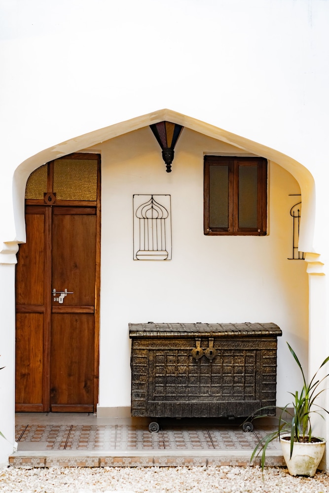Zanzi House 2/50