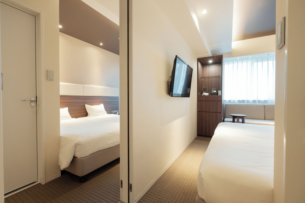 غرفة متصلة بأربعة أسرّة مع أريكة، Hotel Aqua Citta Naha by WBF 3/4