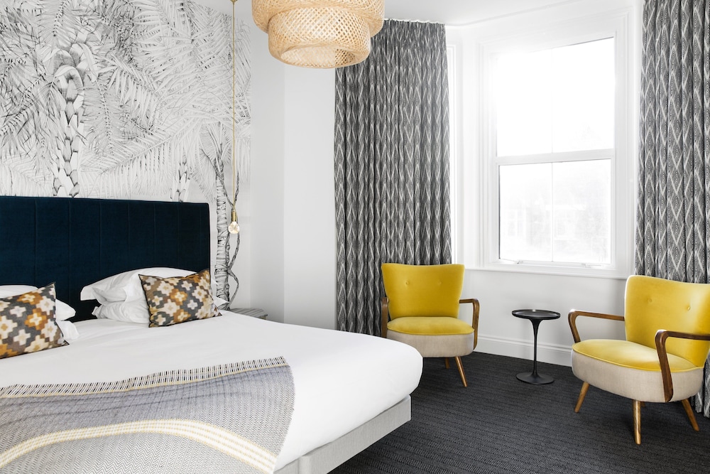 DELUXE, KING BED