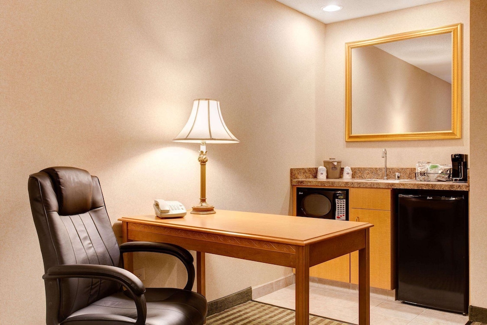 Hampton Inn Suites Addison 48/58