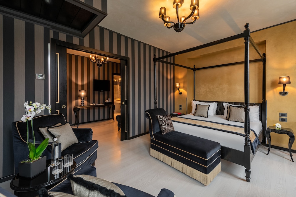 Suite, Canal view