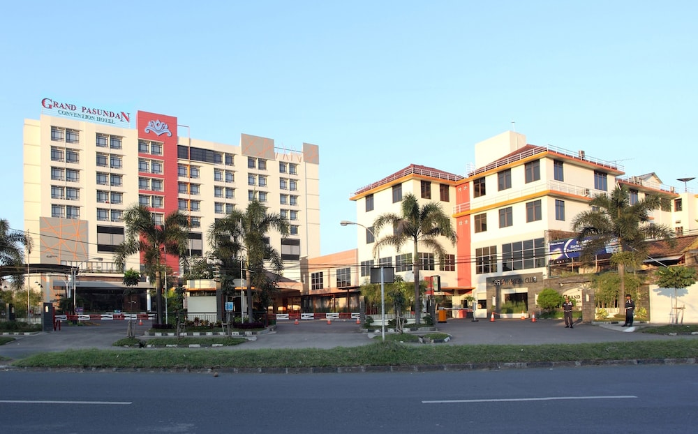 GRAND PASUNDAN CONVENTION HOTEL 3/65