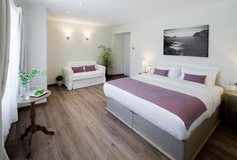 SUPERIOR, DOUBLE OR TWIN BED