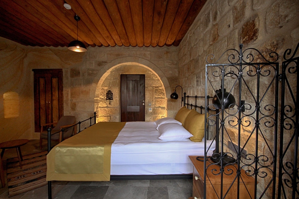 1811 Cave Hotel 11/50