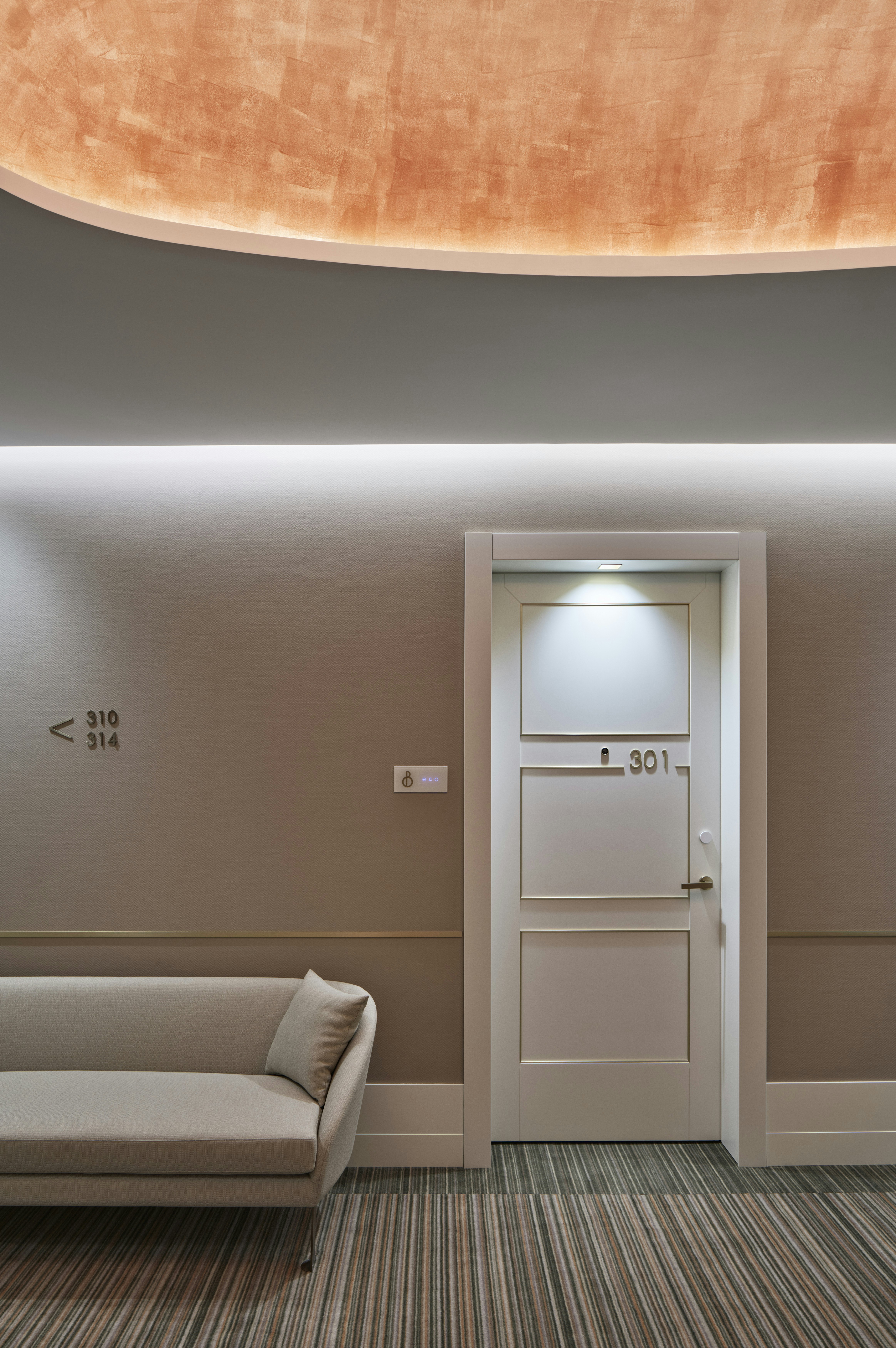 De Bonart Naples, Curio Collection by Hilton 28/50