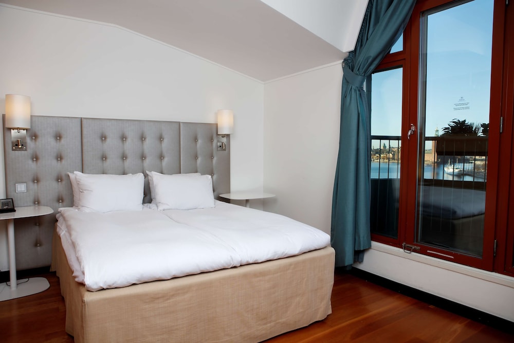 DELUXE, KING BED