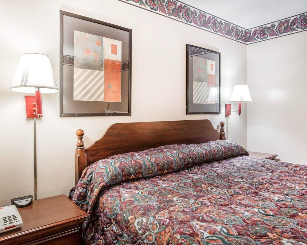 Econo Lodge Mc Donough 15/33