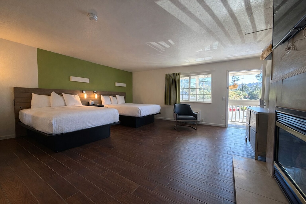DELUXE, 2 QUEEN BEDS