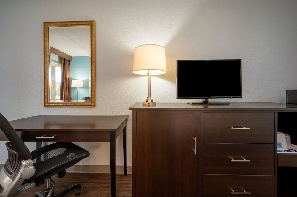 Days Inn By Wyndham Livonia - Detroit 53/59
