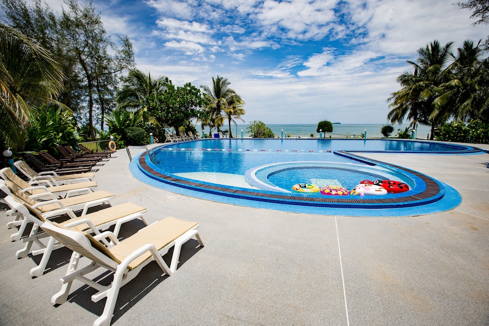 The Princess Beachfront Resort 14/18