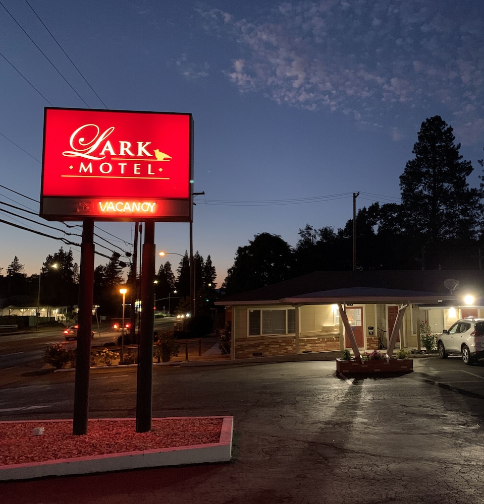 Lark Motel 1/53