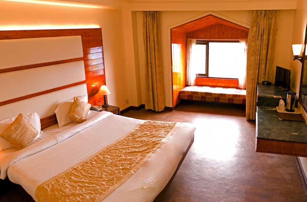 Whistling Pines Resort 9/50