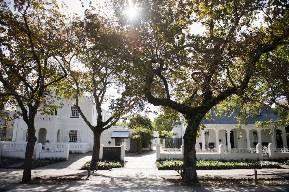 River Manor Boutique Hotel 48/58