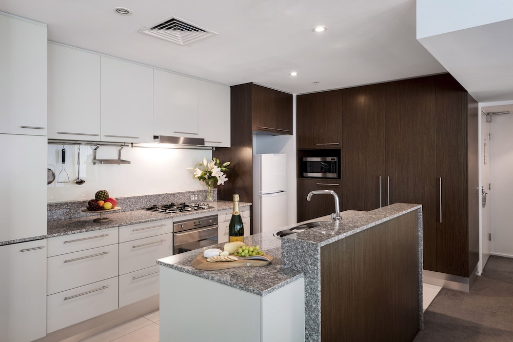 Oaks Brisbane Aurora Suites 8/74