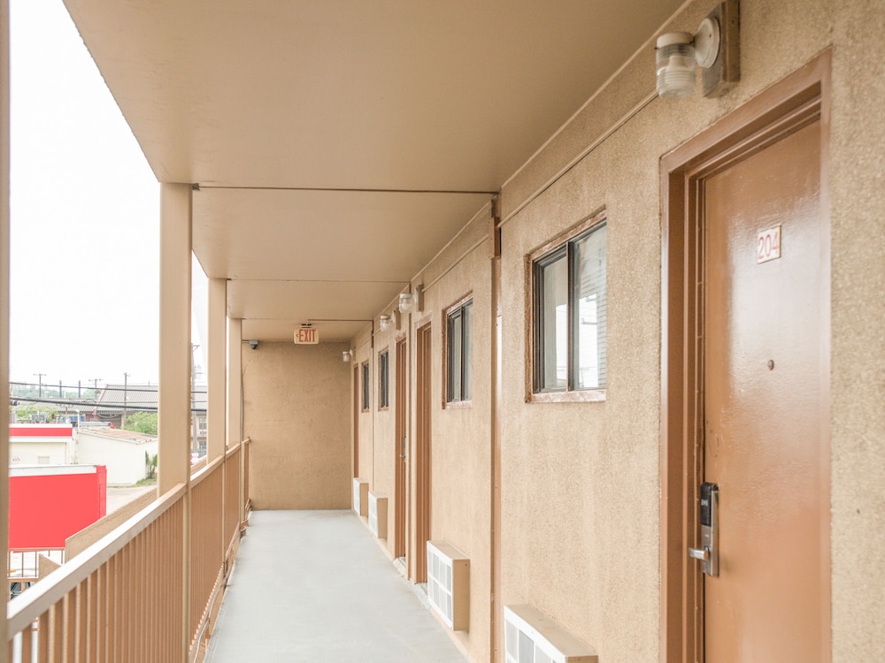 Oyo Hotel San Antonio Lackland AFB/Seaworld Hwy 90 W 52/52