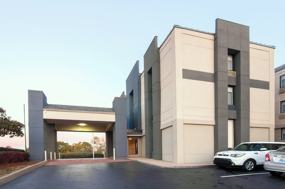 Holiday Inn Express Hotel And Suites Nashville I 40 And I 24 Spence Ln 32/37