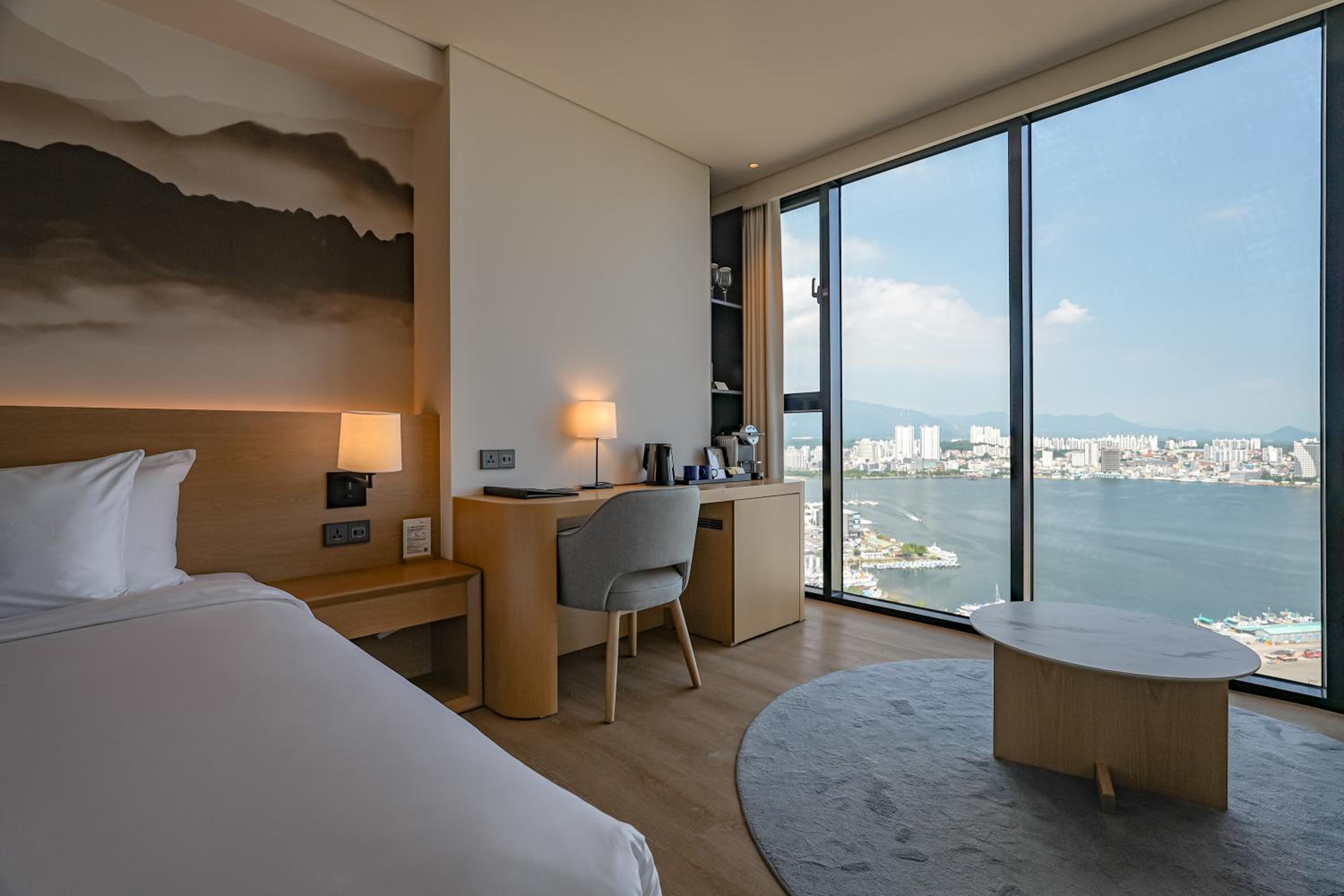 Grand, Deluxe, King Bed, Lake and Ocean View