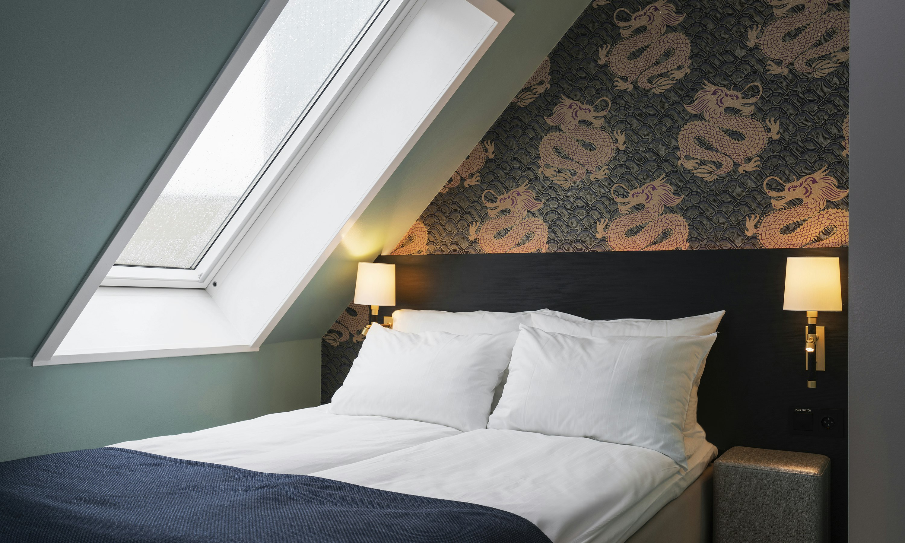 STANDARD, QUEEN BED
