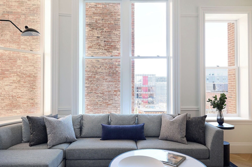 The Docent's Collection at 178 Middle Street 18/37