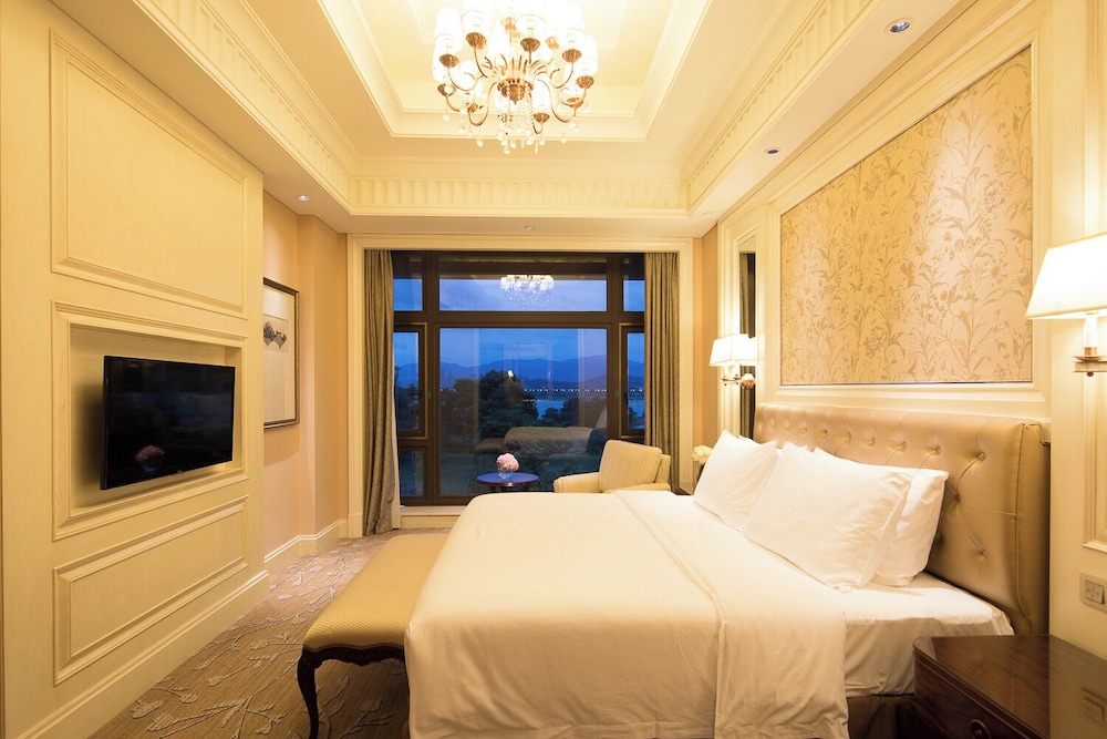 DELUXE, SUITE, GARDEN VIEW