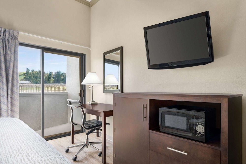 Baymont By Wyndham Monterey Park 28/45