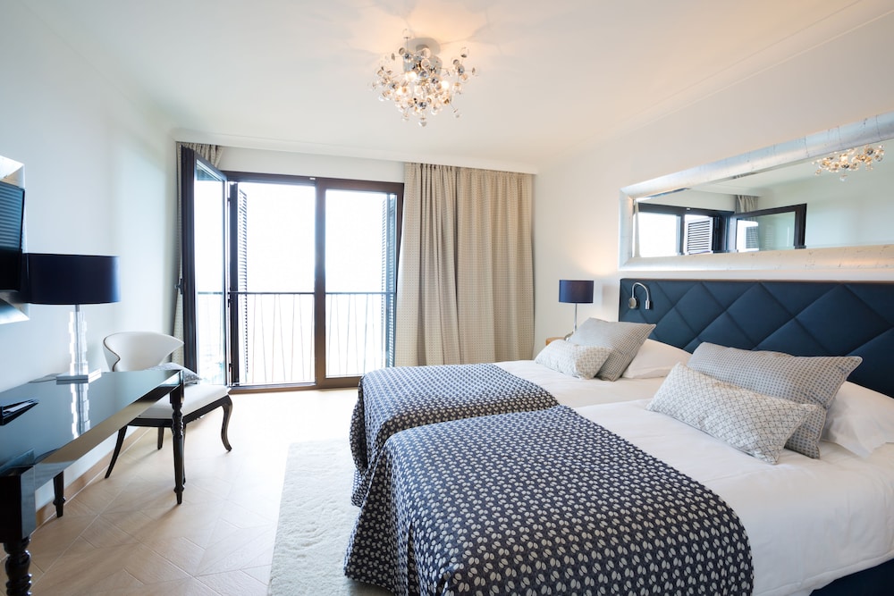 DELUXE, DOUBLE OR TWIN BED, SEA VIEW